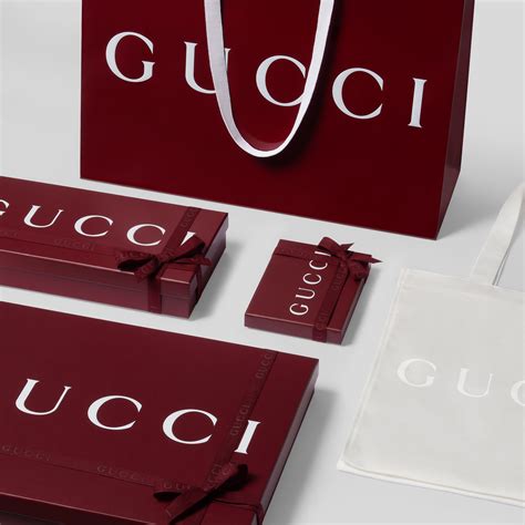 gucci signature packaging.